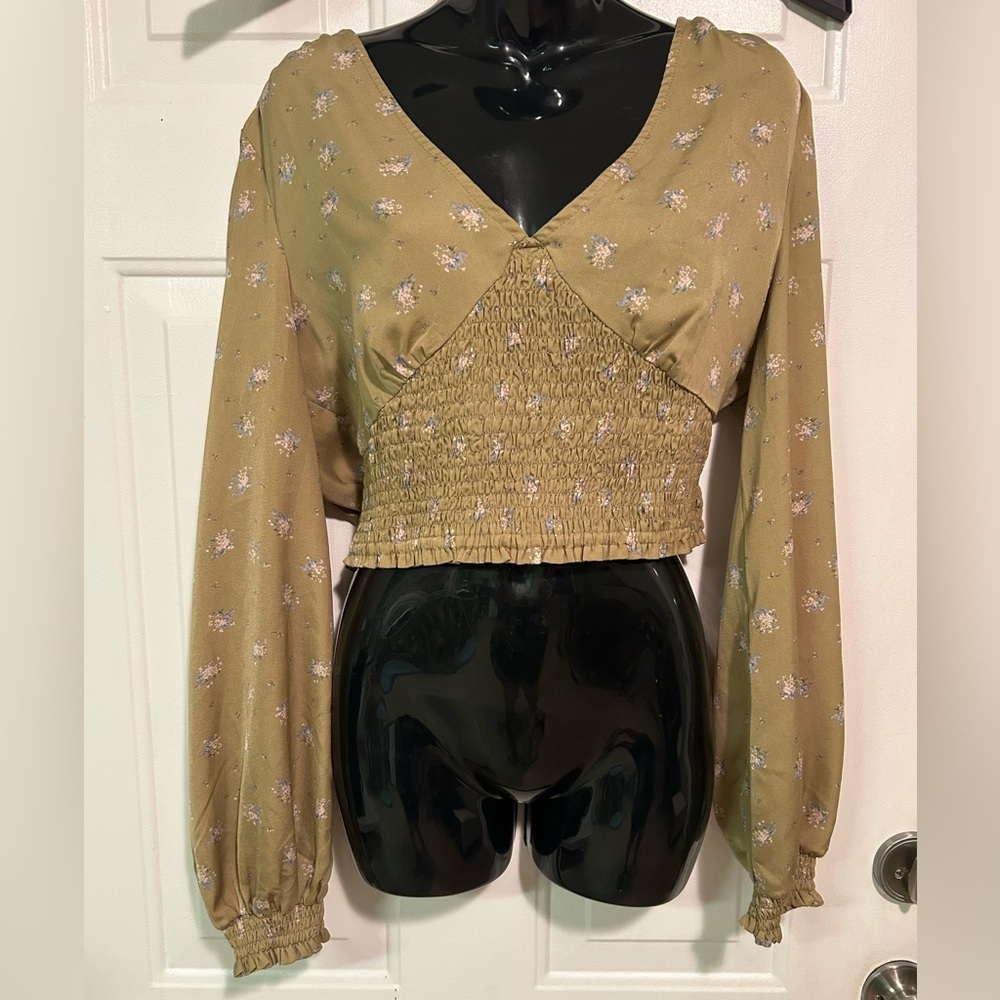 Urban Outfitters Women’s Large Floral V-Neck Cropped Long‎ Sleeve Smocked